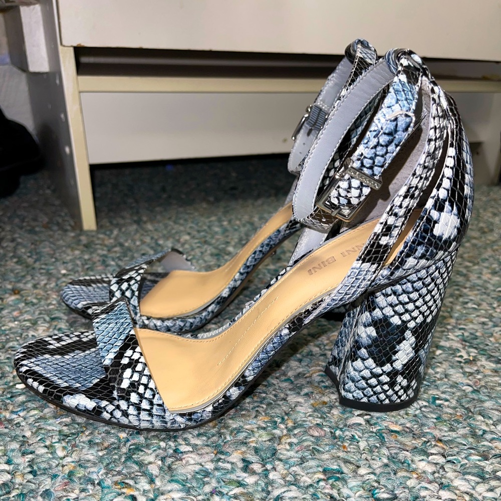 Gianni Bini Blue snake print heels